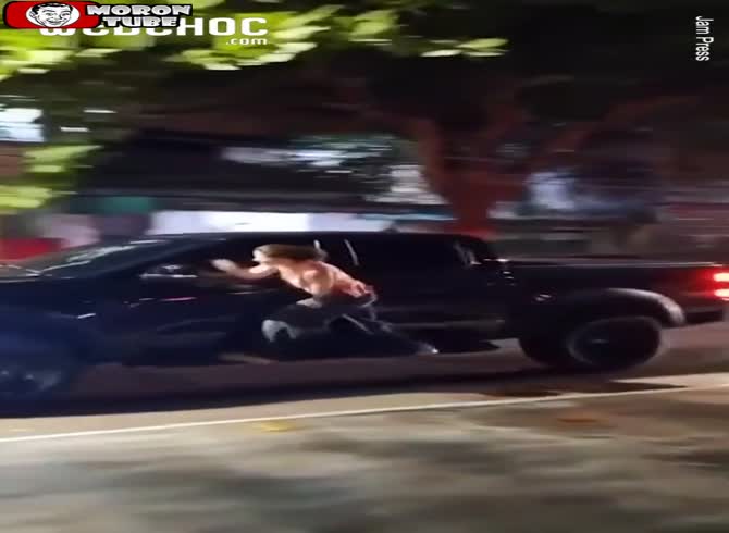 Video :In Brazil, a famous doctor is furious over his supposedly adulterous husband's vehicle